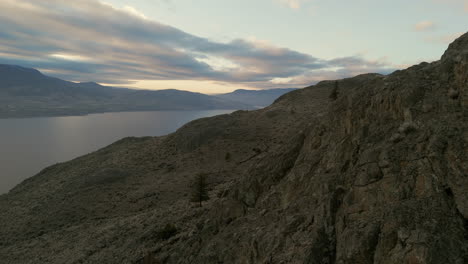 Sonnenuntergang-Ruhe-über-Kamloops-Lake