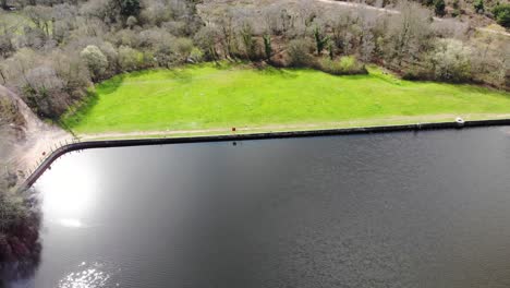 Área-De-Césped-Con-Sendero-Para-Caminar-Junto-Al-Embalse-De-Squabmoor-Ubicado-En-Woodbury-Common