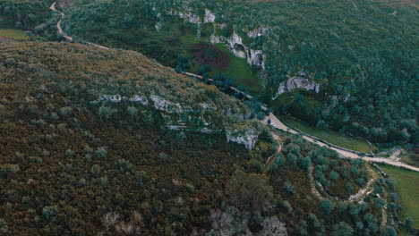 Buracas-Tal-In-Portugal,-Luftaufnahme-In-Zeitlupe,-Lange-Bis-Mittlere-Aufnahme