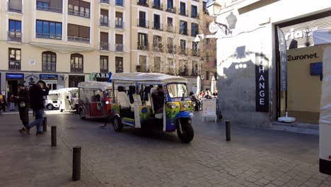 Reihe-Von-Elektrischen-Tuk-Tuk-In-Madrid-Spanien-Stehen-In-Der-Schlange,-Um-Touristen-Abzuholen