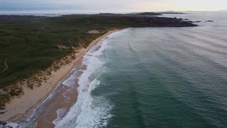 Olas-Rodando-En-La-Playa-De-Arena-En-La-Isla-De-Coll,-Hébridas,-Vista-Ariel