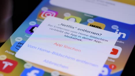 Deinstallieren-Der-Netflix-App-Aus-Dem-App-Store-Des-IPhone-Per-Fingerberührung,-Statische-Nahaufnahme