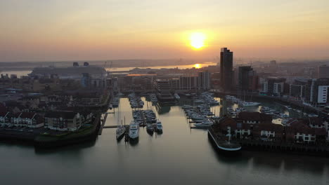 Luftaufnahme-Von-Boat-Harbour-Ocean-Village-Southampton-Bei-Sonnenuntergang-4k