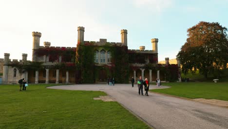 Vista-De-Los-Terrenos-Interiores-Del-Famoso-Castillo-De-Lincoln.