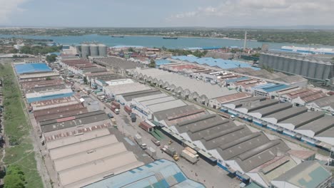 Una-Toma-De-Drones-De-Almacenes-E-Instalaciones-De-Almacenamiento-En-Mombasa,-Cerca-Del-Puerto-Principal-De-Kilindini.