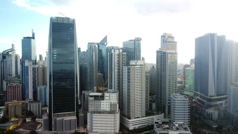 Vista-Aérea-De-Los-Modernos-Rascacielos-Del-Horizonte-De-Makati,-En-La-Soleada-Manila,-Filipinas