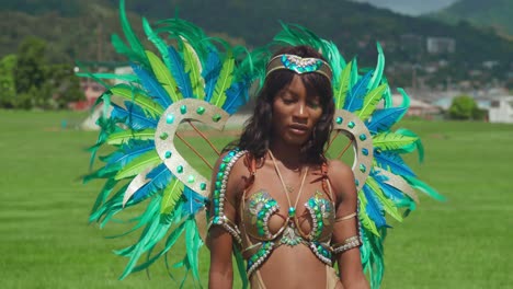 In-Trinidads-Exotischer-Karibischer-Kulisse-Zieht-Ein-Junges-Mädchen-Ihr-Karnevalskostüm-An-Und-Strahlt-Jugendliche-Energie-Aus