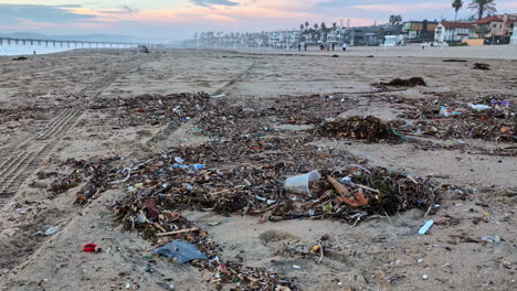 Basura,-Residuos-Plásticos-Y-Basura-Marina-En-La-Playa-De-Arena-De-Manhattan,-California.