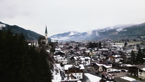 Icónico-Municipio-De-Los-Alpes-Con-Paisaje-Nevado-Y-Torre-De-La-Iglesia,-Vista-Aérea-De-Drones