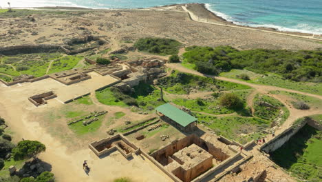 Luftaufnahme-Der-Archäologischen-Stätte-Der-Königsgräber-In-Paphos,-Zypern