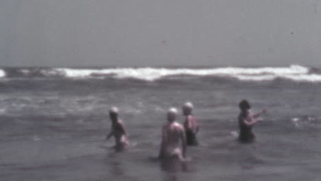 Freundinnen-Laufen-Zwischen-Den-Wellen-Des-Strandes-In-Farbigen-Vintage-Aufnahmen-Aus-Den-1930er-Jahren
