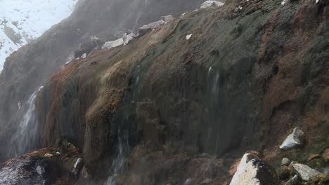 Wasserfall,-Der-Mit-Nebel-Auf-Felsen-Im-Boise-National-Forest-In-Der-Nähe-Von-Boise-In-Idaho,-USA-Stürzt