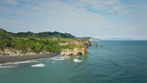 Marea-Alta-En-Elephant-Rock-En-La-Costa-De-La-Isla-Norte-De-Nueva-Zelanda,-Antena