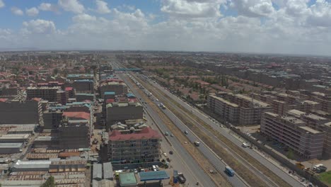 Una-Toma-De-Drones-Del-Asentamiento-De-Kware-En-El-Distrito-Eastlands-De-Nairobi-Que-Muestra-Muchos-Edificios-Residenciales-De-Gran-Altura-Y-Una-Carretera-Importante.