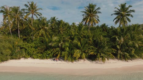 Schwenkaufnahme-Der-Insel-Rasdhoo-Mit-Palmen-Auf-Den-Malediven-Mit-Wunderschönem-Strand