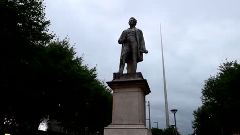 O'Connell-Monument-and-The-Spire-in-background-in-Dublin,-Ireland