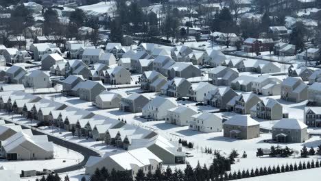 Vista-Aérea-De-Un-Barrio-Estadounidense-Con-Nieve