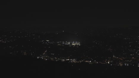 Feuerwerk-Rund-Um-Eine-Stadtlandschaft-Bei-Nacht