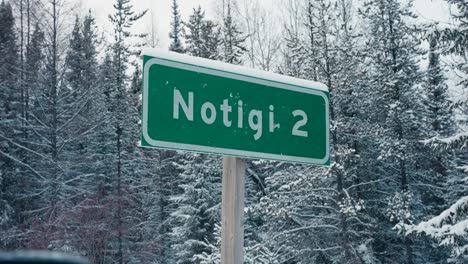 Una-Toma-Estática-De-Invierno-De-La-Señal-De-La-Carretera-Provincial-Notigi-Cerca-De-Thompson,-Manitoba,-Canadá