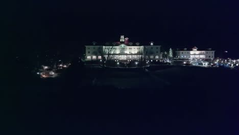 Plataforma-Rodante-Aérea-Panorámica-A-Lo-Largo-Del-Patio-Conduce-Al-Histórico-Hotel-Blanco-Colonial-Por-La-Noche