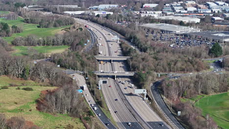 Luftaufnahme-Der-Smart-Motorway-M27,-Sonnig-Am-Mittag,-Großbritannien,-4k