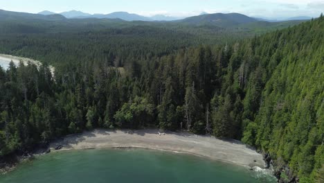 Schöner-Wald-Mit-Strand-An-Der-Secret-Cove-In-Der-Nähe-Von-Sandpit,-British-Columbia,-Kanada