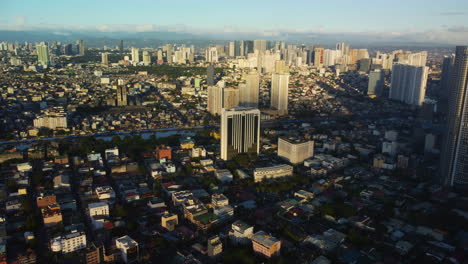 Luftbildübersicht-Barangays-Von-Makati-Und-Mandaluyong,-Sonniger-Abend-In-Manila,-Philippinen