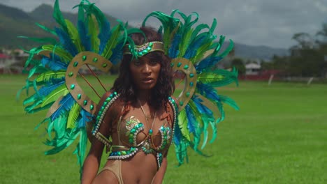 Inmitten-Der-Lebhaften-Feierlichkeiten-Des-Karnevals-Von-Trinidad-Bezaubert-Ein-Junges-Mädchen-Die-Zuschauer-Mit-Ihrem-Bezaubernden-Kostüm-Und-Ihrer-Fröhlichen-Stimmung