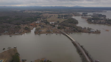Drohnenaufnahmen-über-Lincoln,-Alabama,-Zeigen-Seen,-Eine-Brücke-Mit-Autos,-Bäume-Und-Berge-In-Der-Ferne-Bei-Tag
