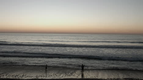 Eine-Familie-Spielt-Am-Strand-Bei-Sonnenuntergang-In-Carlsbad,-Kalifornien,-In-Der-Nähe-Von-San-Diego