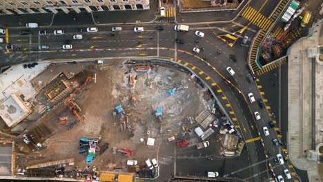 Drohne-Senkt-Sich-Auf-Baustelle,-Während-Autos-Umleitung-Umfahren,-Um-Die-Arbeit-Zu-Vermeiden