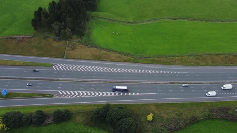 Viel-Befahrene-Dreispurige-Autobahn-Auf-Dem-Land,-Vogelperspektive