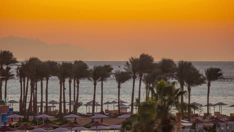 Goldener-Sonnenaufgang-Sonnenuntergang-Zeitraffer-Rotes-Meer-Resort-Strand-Palmen-Im-Wind