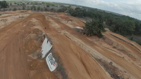 Vista-Aérea-De-Una-Pista-De-Motocross-Con-Motociclistas-Entrenando.