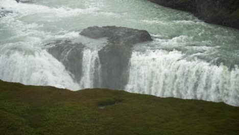 Ein-Atemberaubendes-Panorama-Einer-Gewaltigen-Wasserfallszene