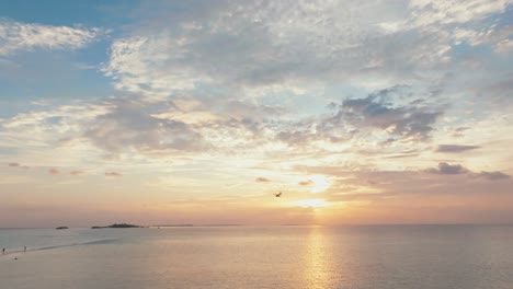 Malediven-Im-Sonnenuntergang-Mit-Wunderschönem-Himmel