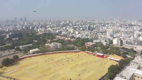 Rajkot-Kite-Festival-Luftaufnahme-Der-Drohne-Es-Gibt-Viele-Große-Drachen-Fliegen-In-Der-Drohnenkamera-Und-Es-Gibt-Auch-Viele-Wohnhäuser-In-Der-Umgebung