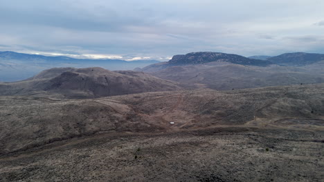 Un-Dron-Observa-Las-Escarpadas-Colinas-De-Kamloops-Al-Atardecer