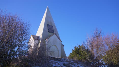 Weite-Aufnahme-Des-Farley-Mount-Monument,-Großbritannien,-Im-Winter-Mit-Starkem-Frost,-Mond-Am-Tageshimmel,-4k