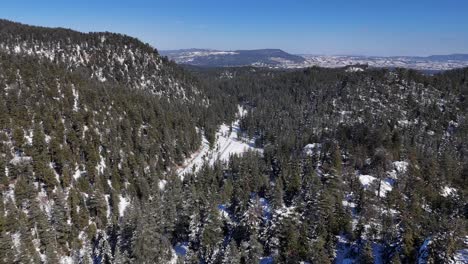 -Drohnenaufnahme-Von-Bergketten-Und-Landschaft-Im-Tal,-Komplett-Mit-Schnee-Bedeckt