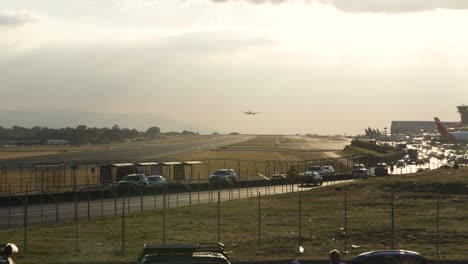 Aterrizaje-De-Avión-Durante-La-Tarde-Soleada-En-El-Aeropuerto-Juan-Santa-María-De-Costa-Rica-En-Alajuela