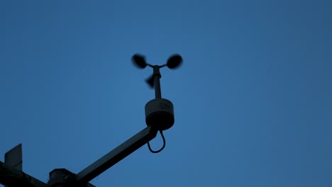 Anemometer,-Das-Sich-Schnell-Vor-Einem-Abendhimmel-Dreht-Und-Die-Windgeschwindigkeit-Für-Wetterdaten-Erfasst