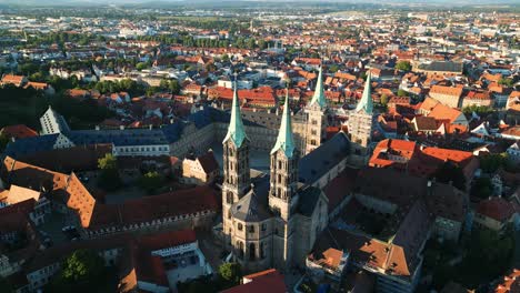 Drone-Volando-Hacia-Atrás-Revelando-La-Iglesia-Y-El-Paisaje-Urbano-En-Bamberg