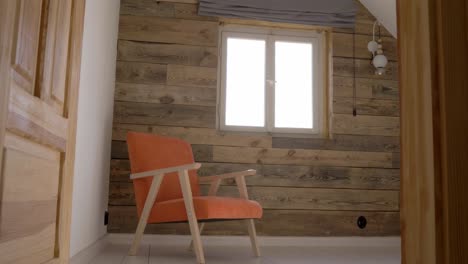 Dolly-Slide-En-Un-Acogedor-Sillón-Naranja-En-Una-Acogedora-Ventana-De-Casa-Rústica