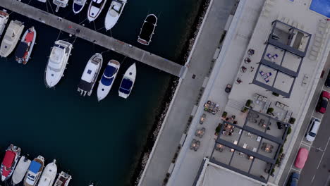 Luftaufnahme-Von-Oben-Auf-Einen-Hafen-Mit-Booten-In-Kroatien