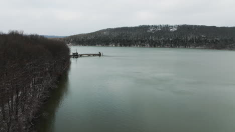 Vista-Aérea-Del-Vasto-Lago-Sequoyah-De-Aguas-Tranquilas-En-Un-Día-De-Invierno,-Puente-Viejo