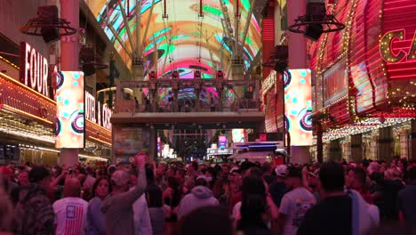 Blick-Auf-Geschäftige-Menschenmengen,-Die-Sich-Entlang-Der-Beleuchteten-Freemont-Street-In-Las-Vegas-Amüsieren-Und-Die-Atmosphäre-Genießen