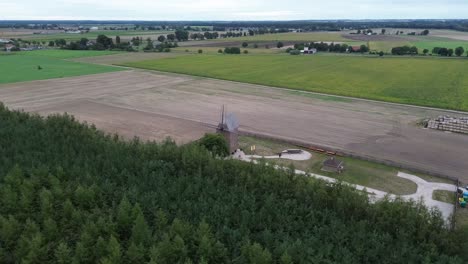 Luftaufnahme-Einer-Alten-Mittelalterlichen-Windmühle-Auf-Dem-Feld-In-Polen