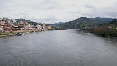 Peso-Da-Regua-Stadtbild-Entlang-Des-Flusses-Douro,-Portugal---Luftaufnahme