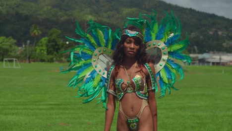 Con-Cada-Elegante-Paso,-Una-Joven-Vestida-Con-Su-Disfraz-De-Carnaval-Se-Convierte-En-Un-Símbolo-Vibrante-De-La-Exuberancia-Tropical-De-Trinidad.